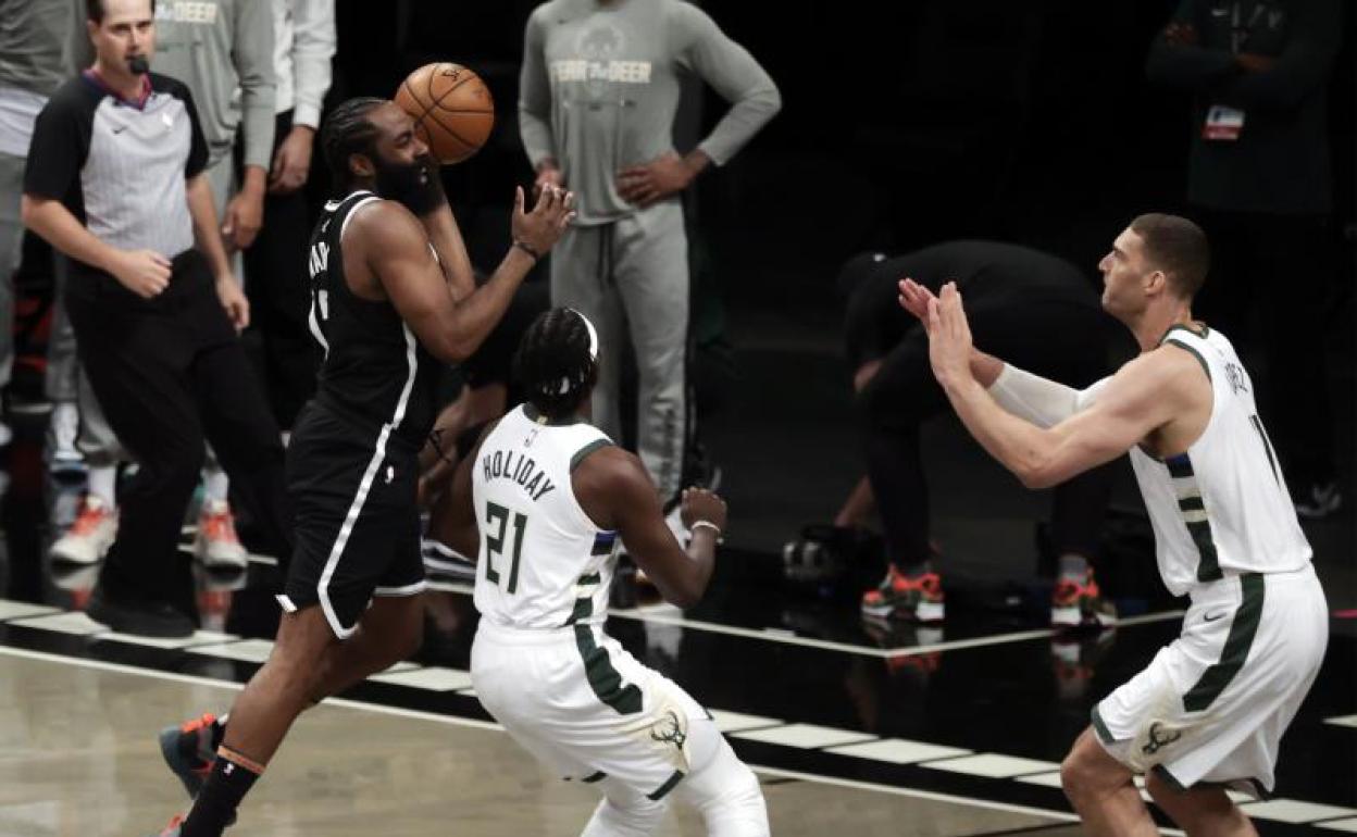 James Harden (a la izquierda ), durante el partido. 