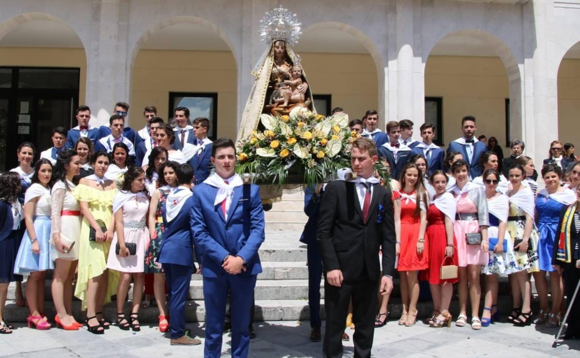 Foto de familia de los quintos junto a la imagen de la patrona de Íscar, la Virgen de los Mártires.