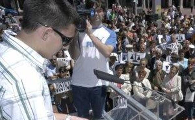 Rodrigo Barrio, único superviviente del triple crimen, en un acto en Burgos (2004) para pedir una investigación.