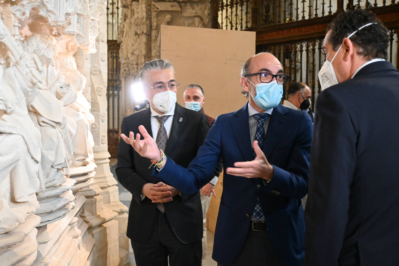 Imagen secundaria 2 - Catedral de Burgos: Los relieves del trasaltar de la Catedral de Burgos recuperan su esplendor