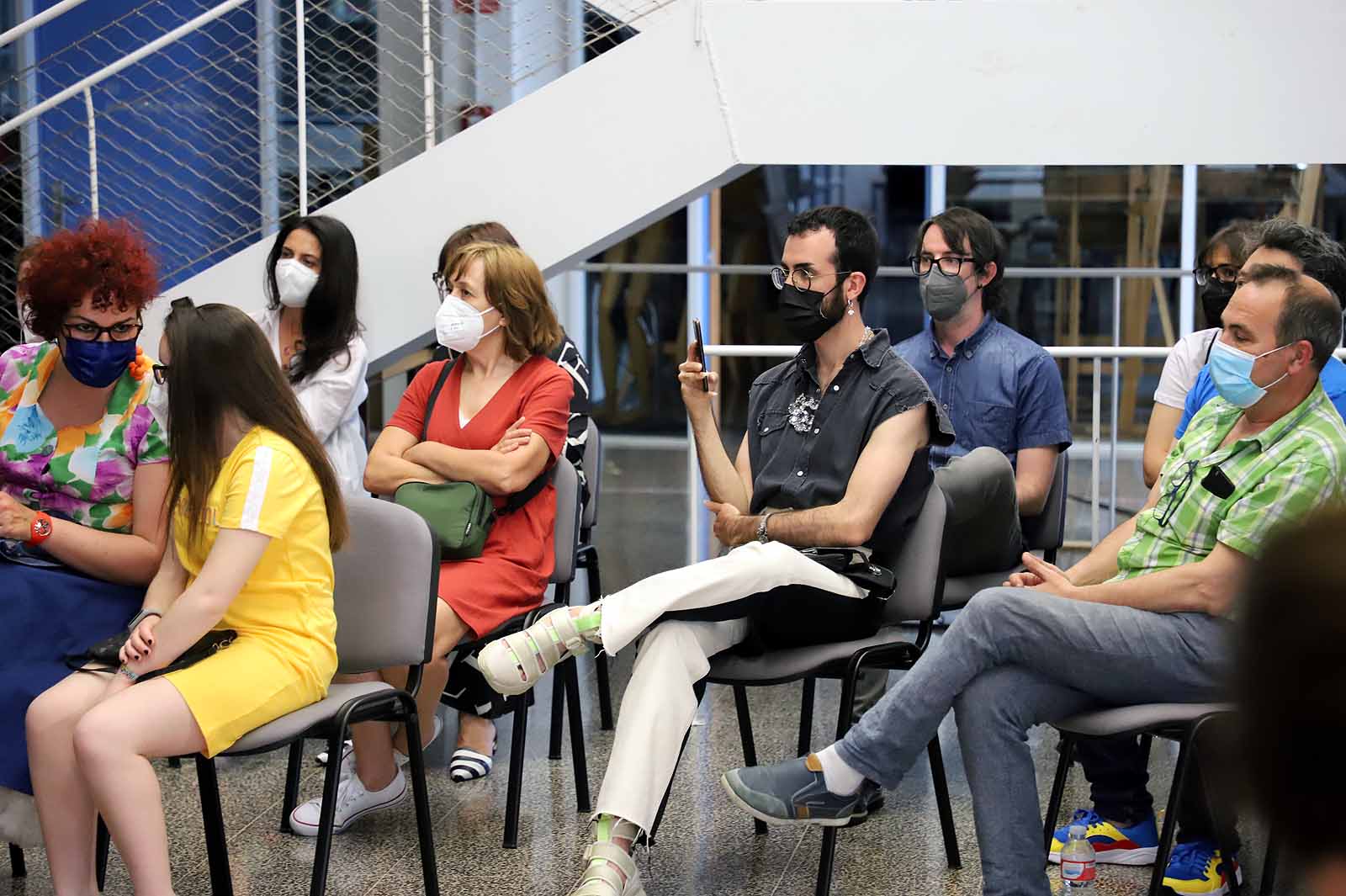 Estudiantes del Grado en Diseño de Moda desfilan con los diseños de sus compañeros para celebrar el fin de curso.