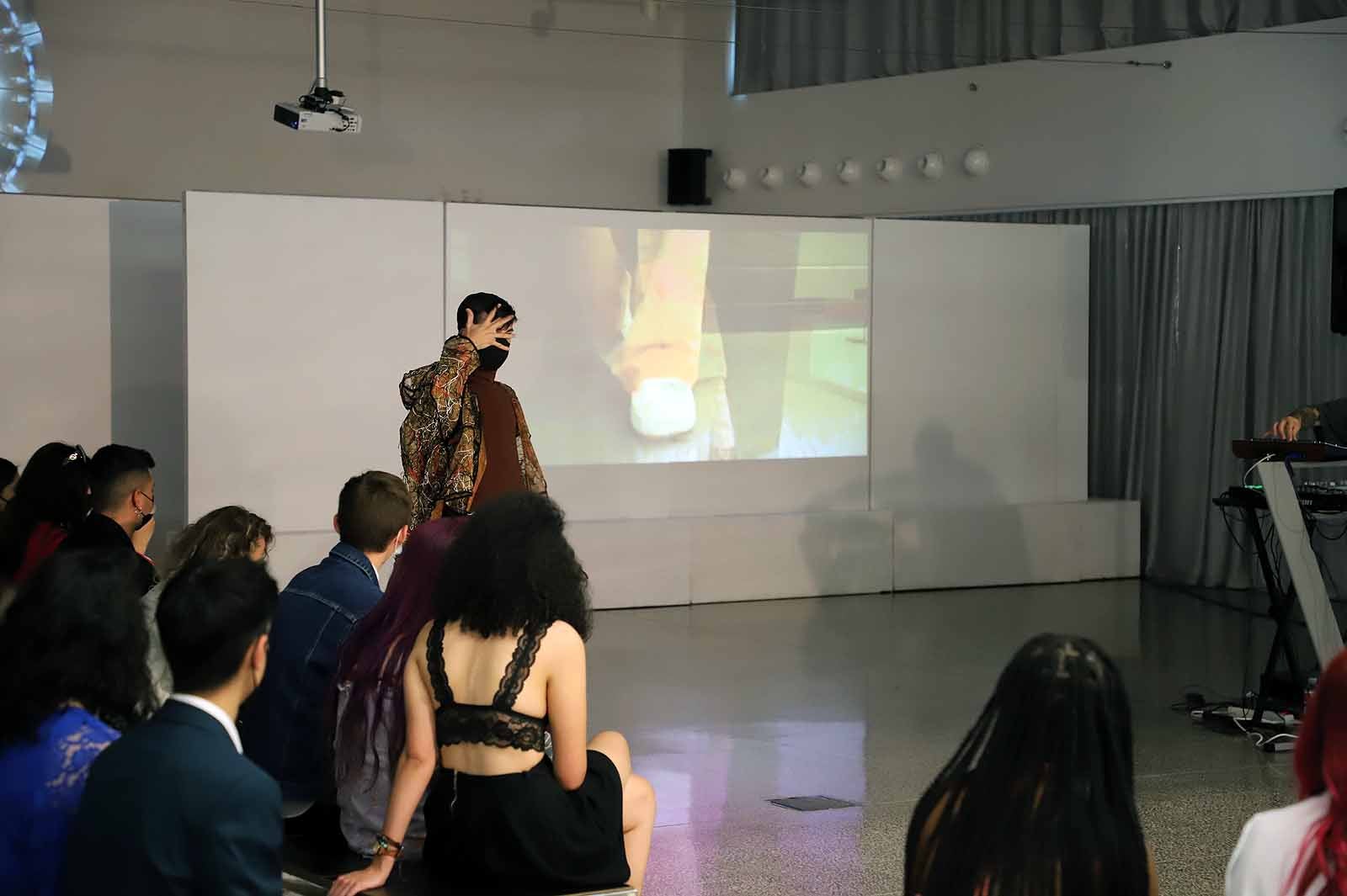 Estudiantes del Grado en Diseño de Moda desfilan con los diseños de sus compañeros para celebrar el fin de curso.