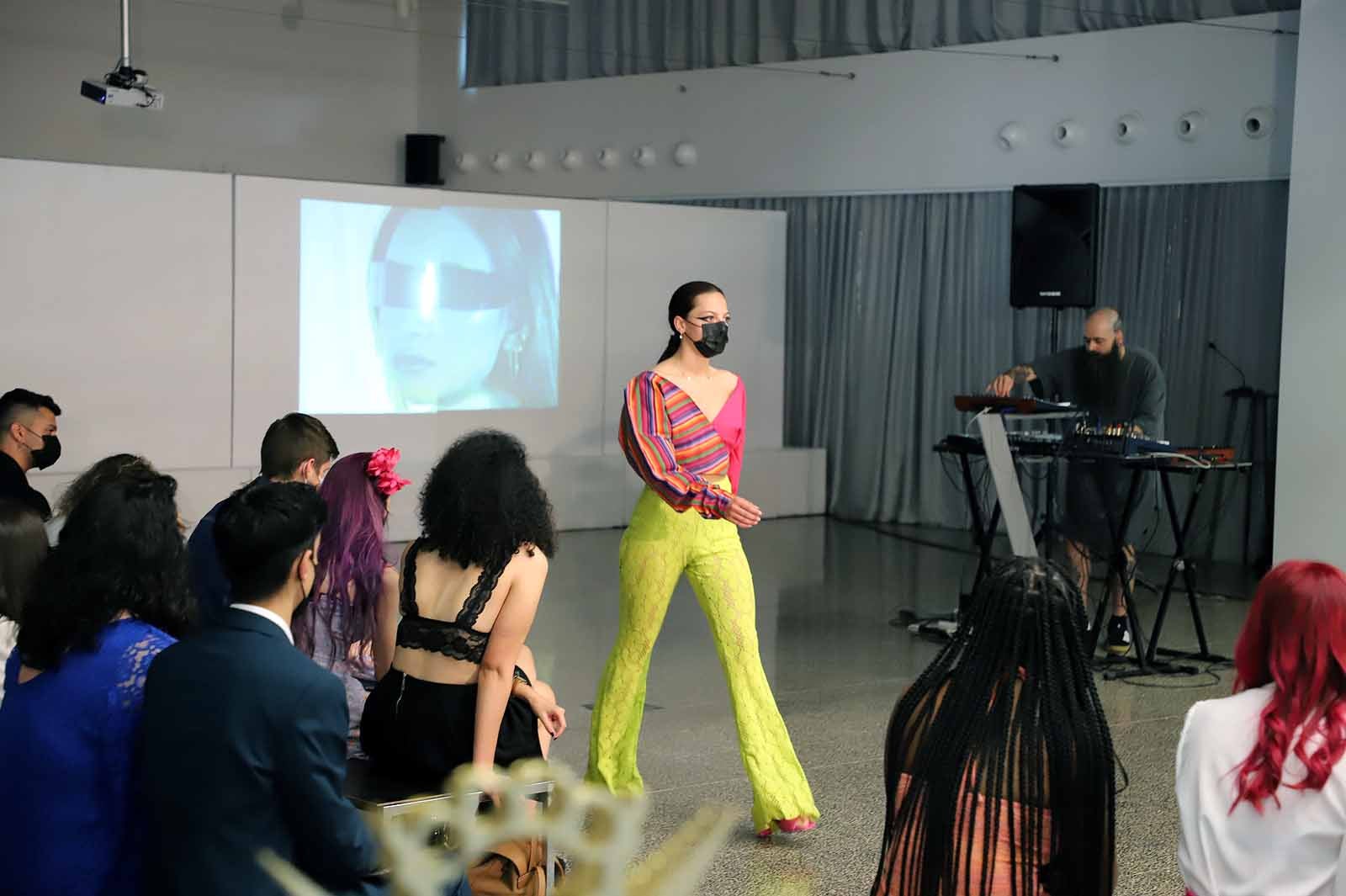 Estudiantes del Grado en Diseño de Moda desfilan con los diseños de sus compañeros para celebrar el fin de curso.