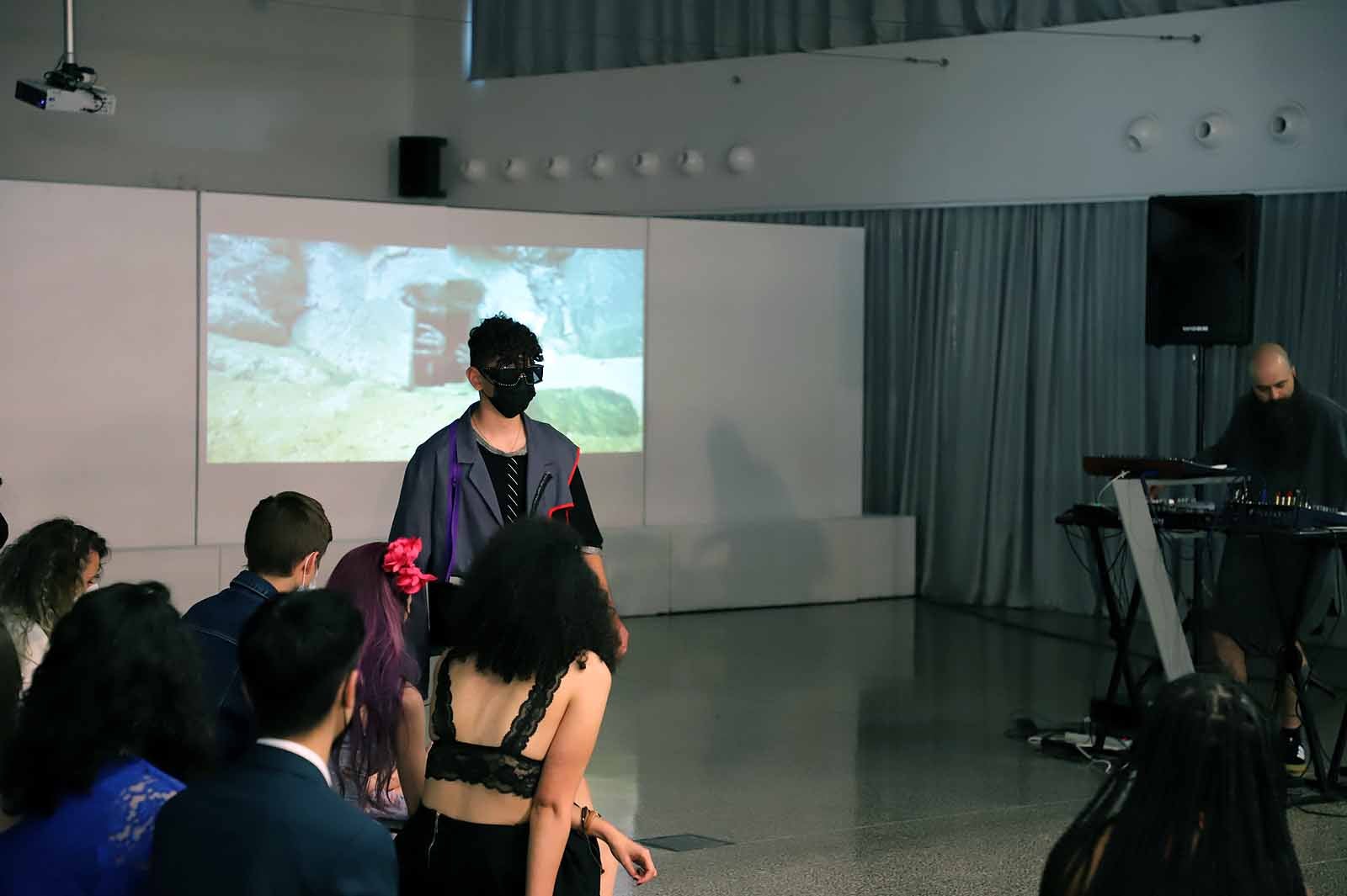 Estudiantes del Grado en Diseño de Moda desfilan con los diseños de sus compañeros para celebrar el fin de curso.