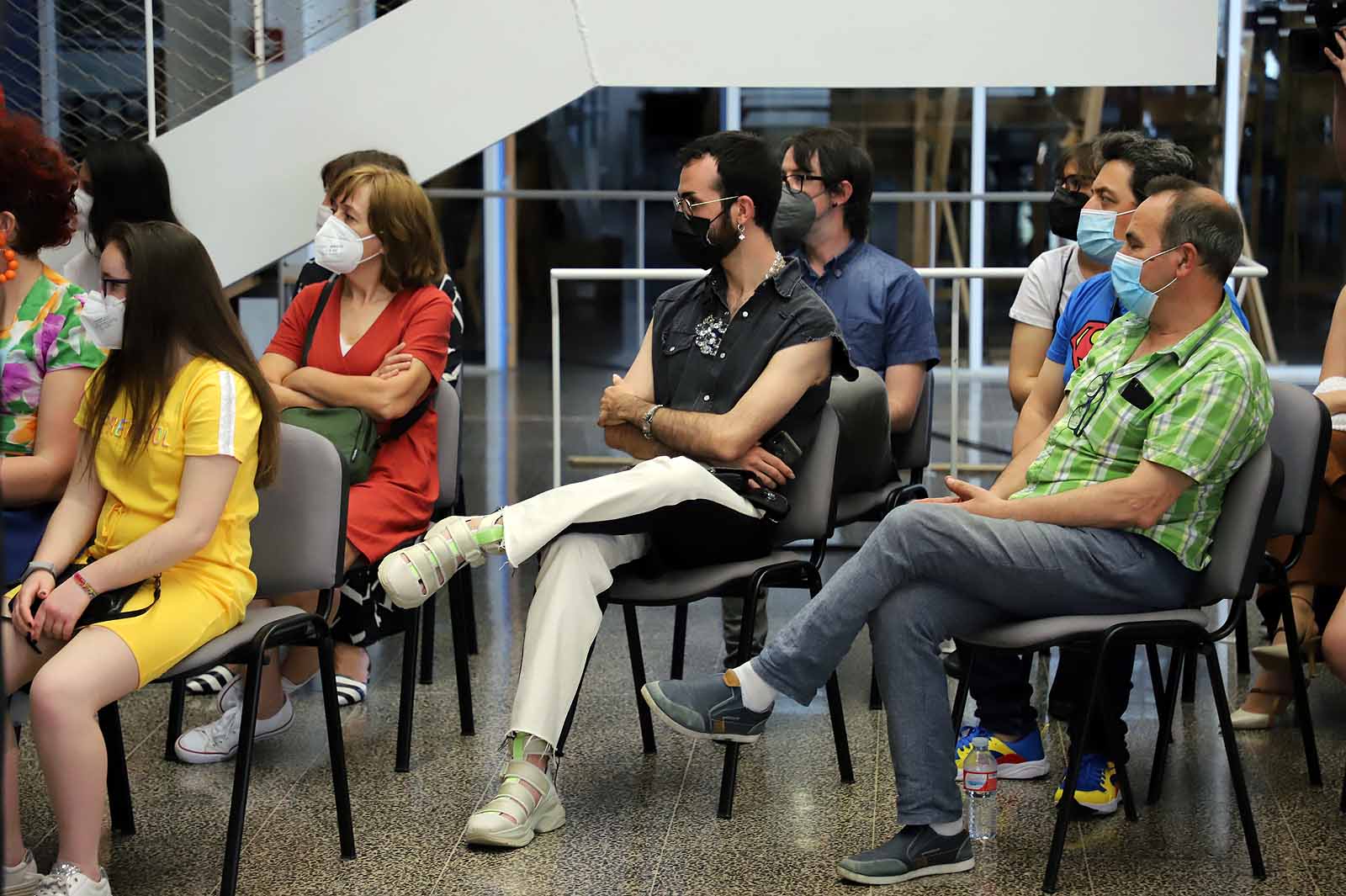 Estudiantes del Grado en Diseño de Moda desfilan con los diseños de sus compañeros para celebrar el fin de curso.