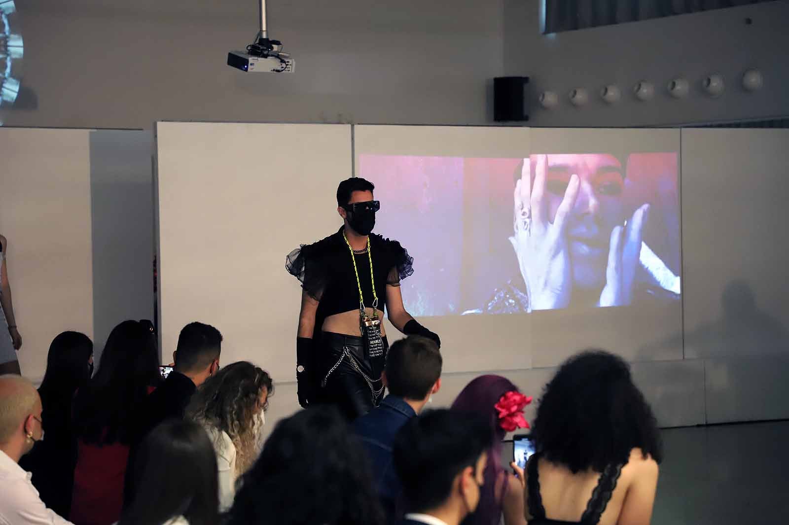 Estudiantes del Grado en Diseño de Moda desfilan con los diseños de sus compañeros para celebrar el fin de curso.