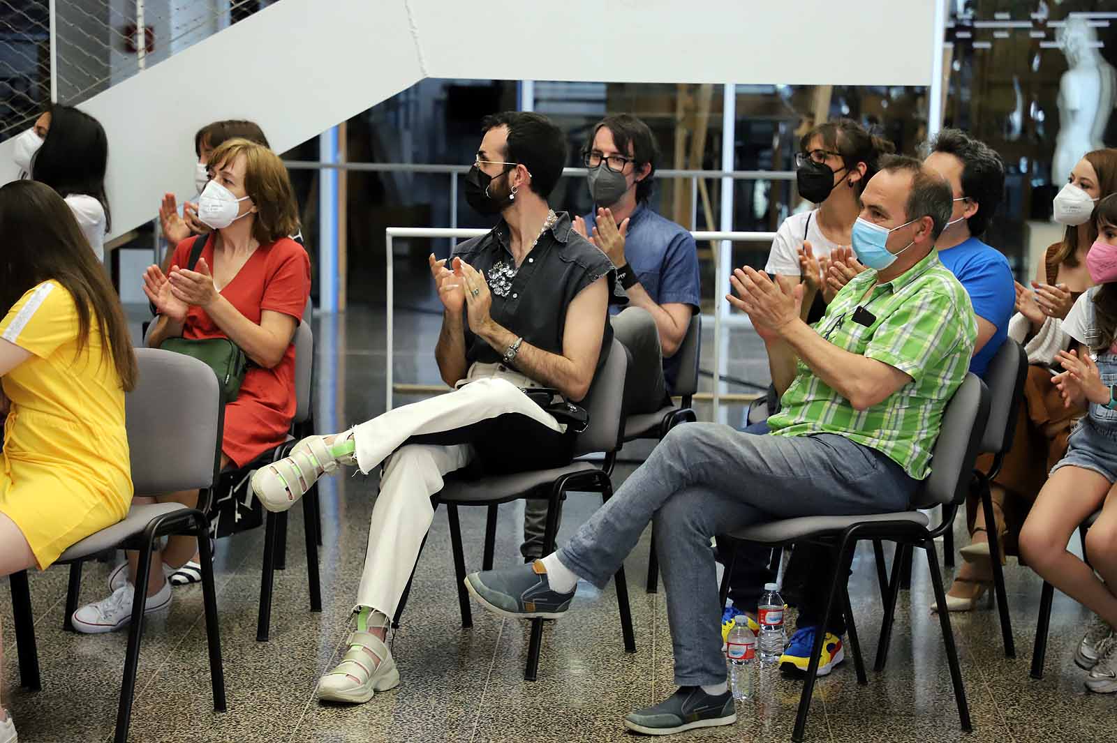 Estudiantes del Grado en Diseño de Moda desfilan con los diseños de sus compañeros para celebrar el fin de curso.