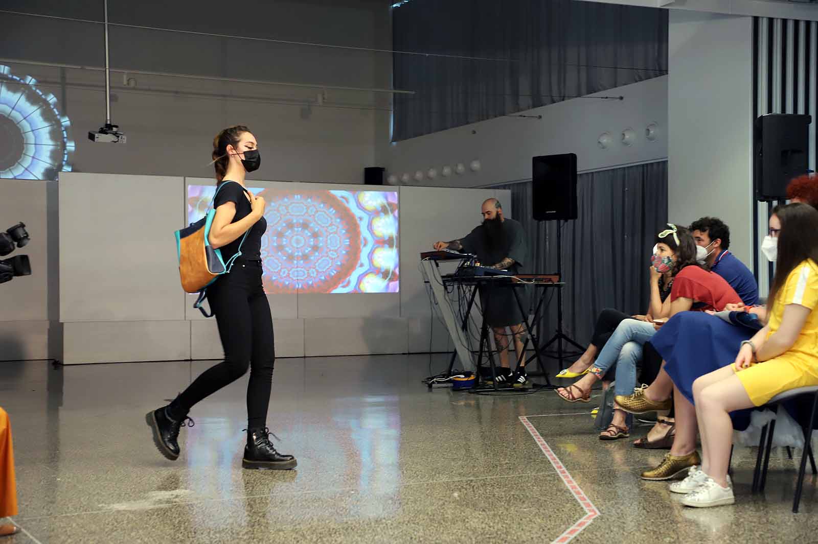 Estudiantes del Grado en Diseño de Moda desfilan con los diseños de sus compañeros para celebrar el fin de curso.