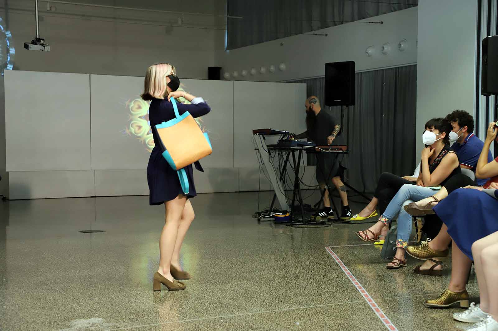 Estudiantes del Grado en Diseño de Moda desfilan con los diseños de sus compañeros para celebrar el fin de curso.