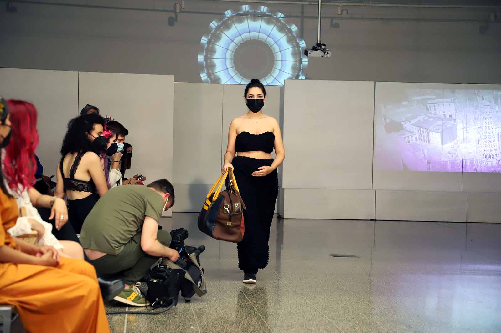 Estudiantes del Grado en Diseño de Moda desfilan con los diseños de sus compañeros para celebrar el fin de curso.