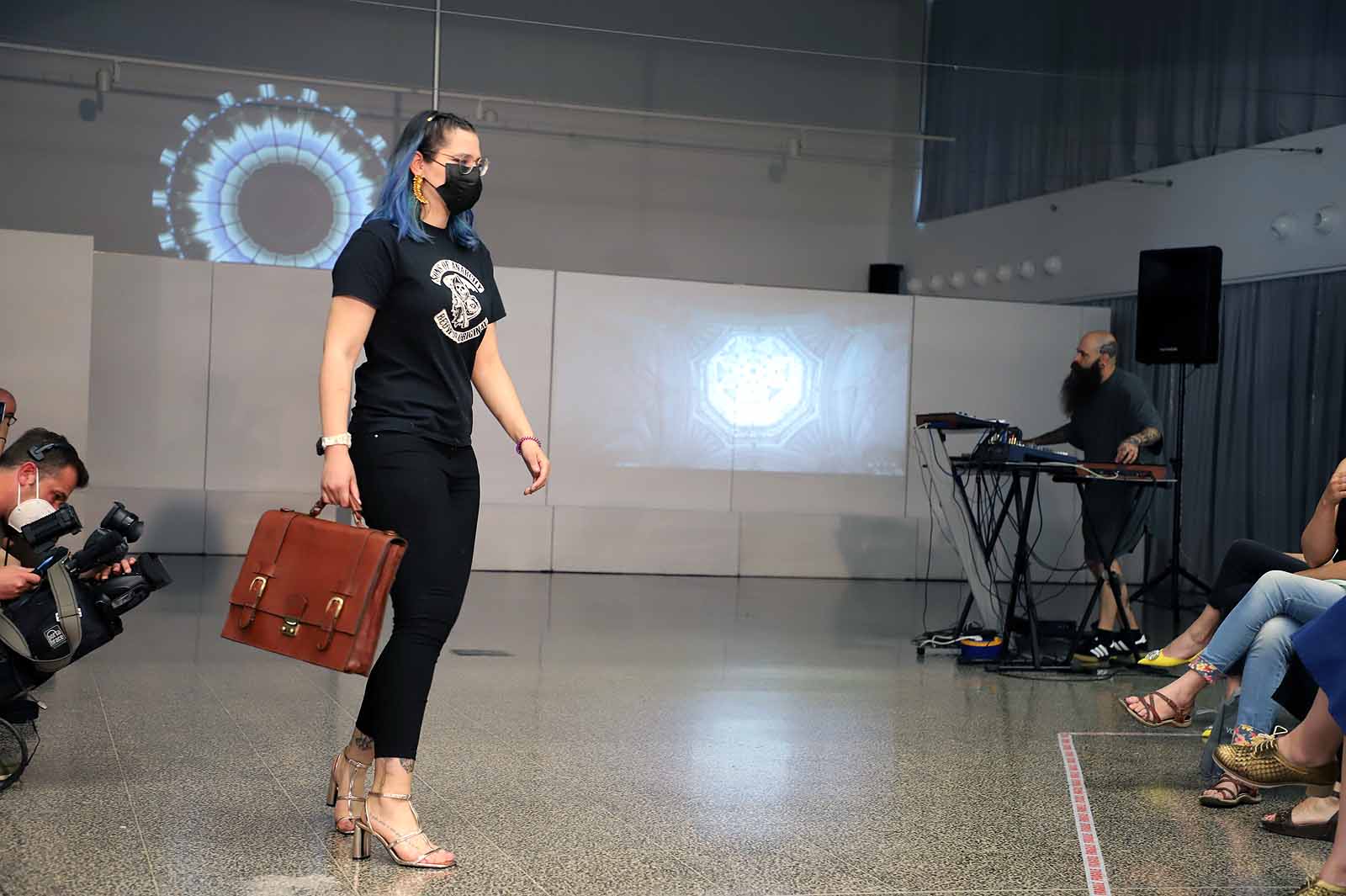 Estudiantes del Grado en Diseño de Moda desfilan con los diseños de sus compañeros para celebrar el fin de curso.