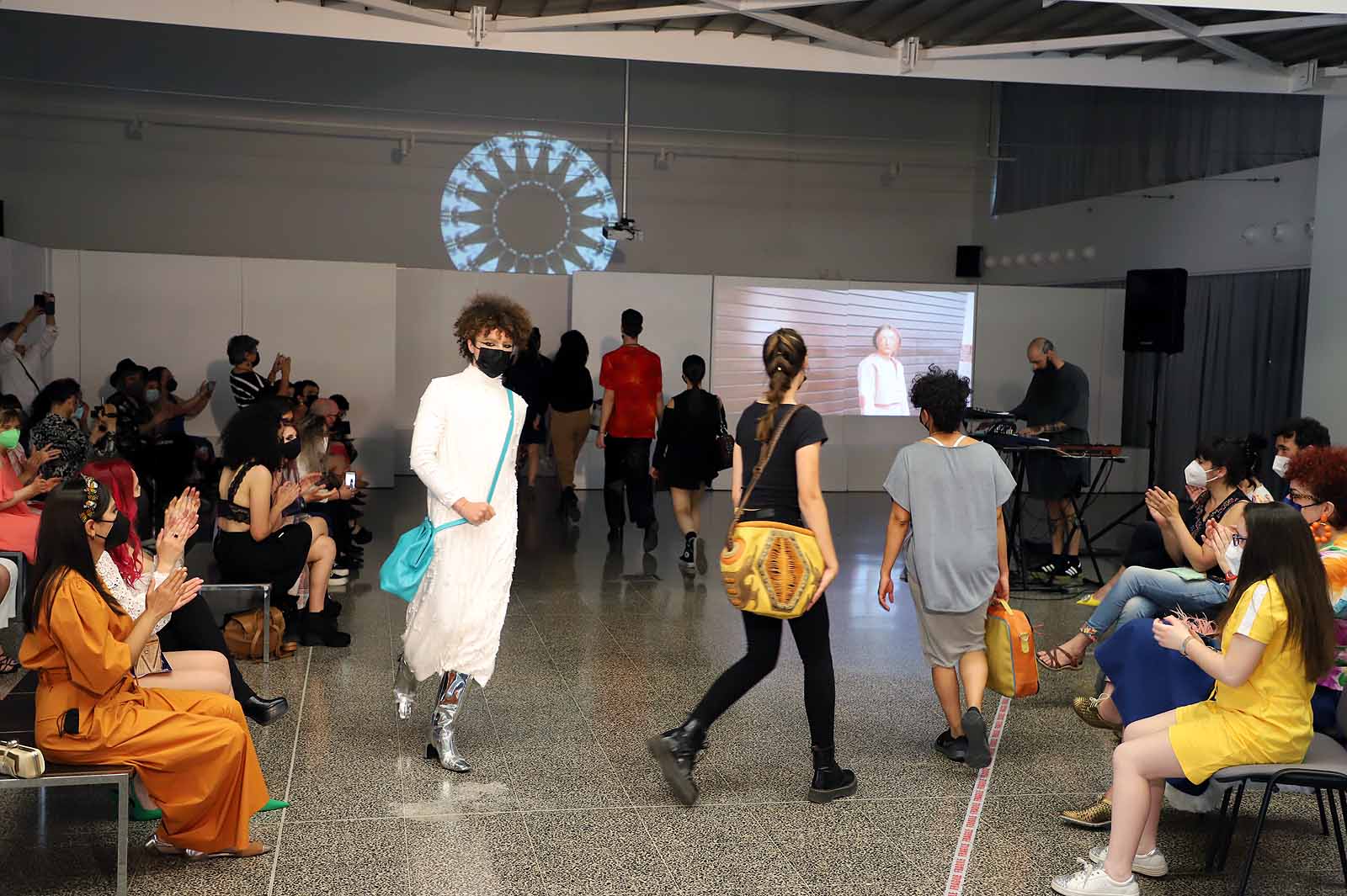 Estudiantes del Grado en Diseño de Moda desfilan con los diseños de sus compañeros para celebrar el fin de curso.