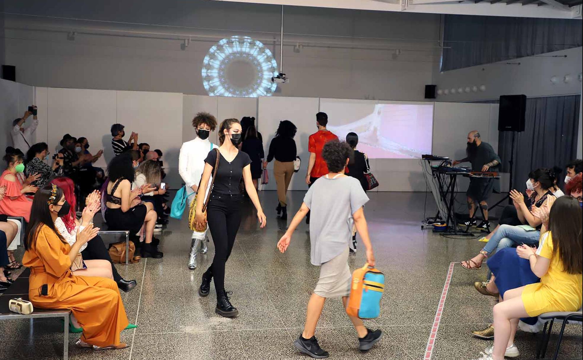 Alumnos de la escuela desfilan en su centro de estudios.