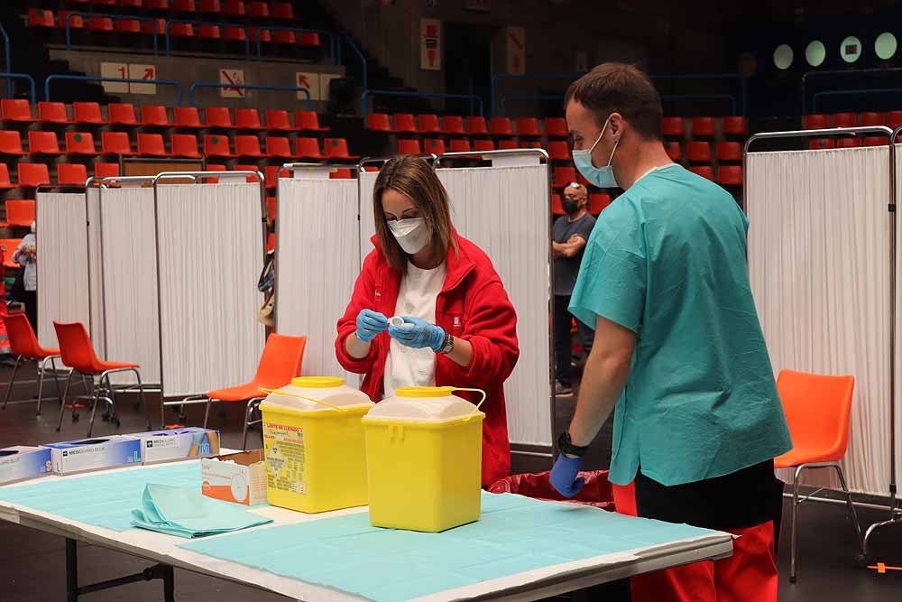 Fotos: El Polideportivo de El Plantío se convierte en punto de vacunación contra la covid