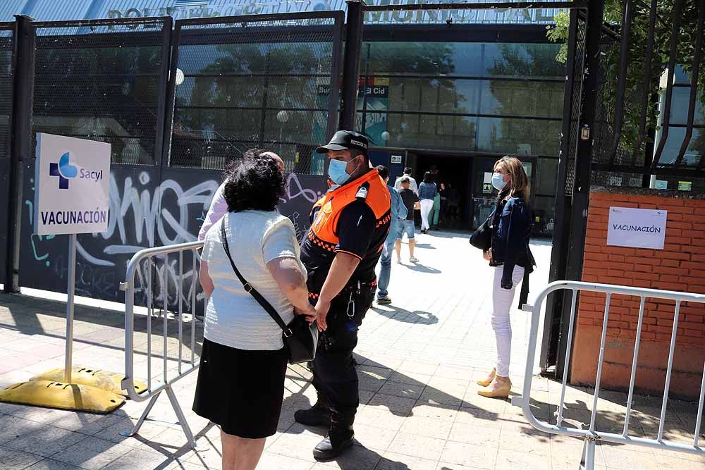 Fotos: El Polideportivo de El Plantío se convierte en punto de vacunación contra la covid