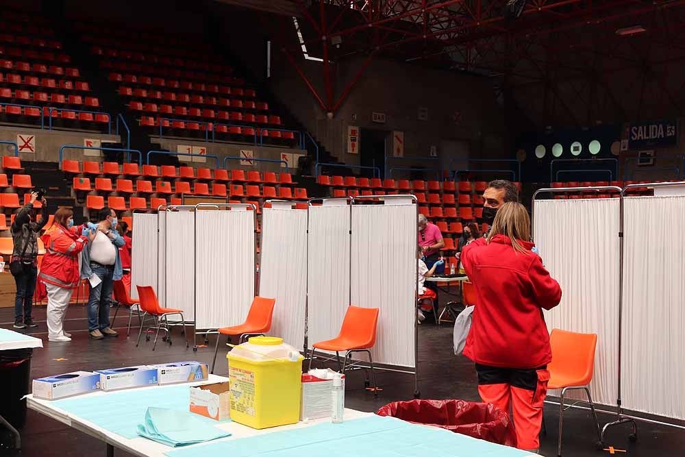 Fotos: El Polideportivo de El Plantío se convierte en punto de vacunación contra la covid