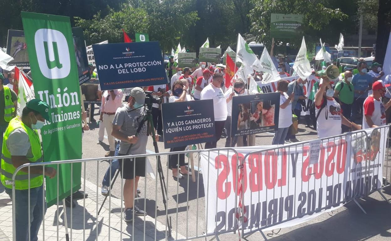 Los manifestantes frente al Ministerio para la Transición Ecológica, esta mañana. 