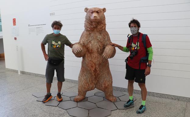 Los dos ciclistas italianos, con un oso pardo que se encuentra en el MEH. 