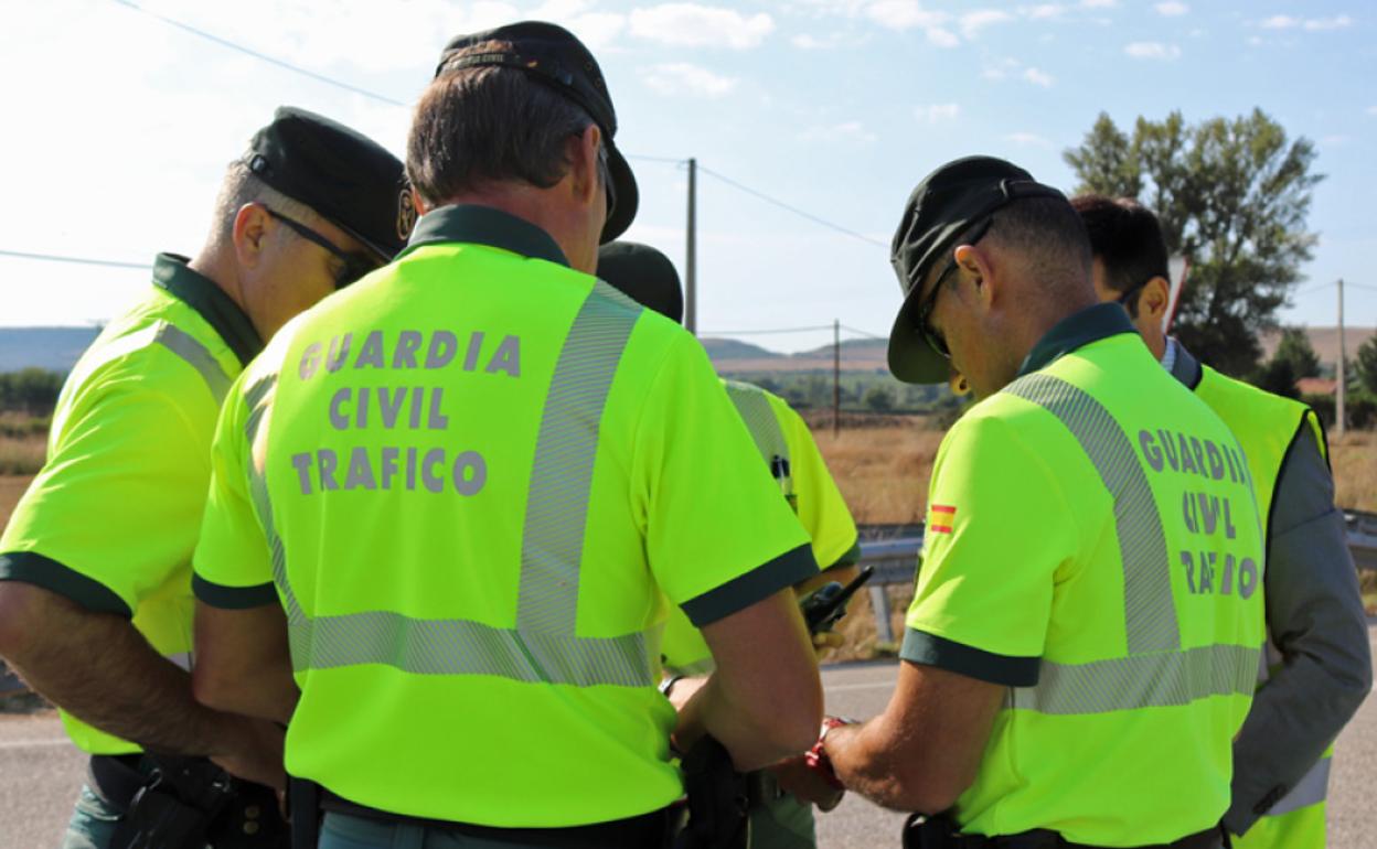 Agentes de la Guardia Civil de Tráfico de Burgos.