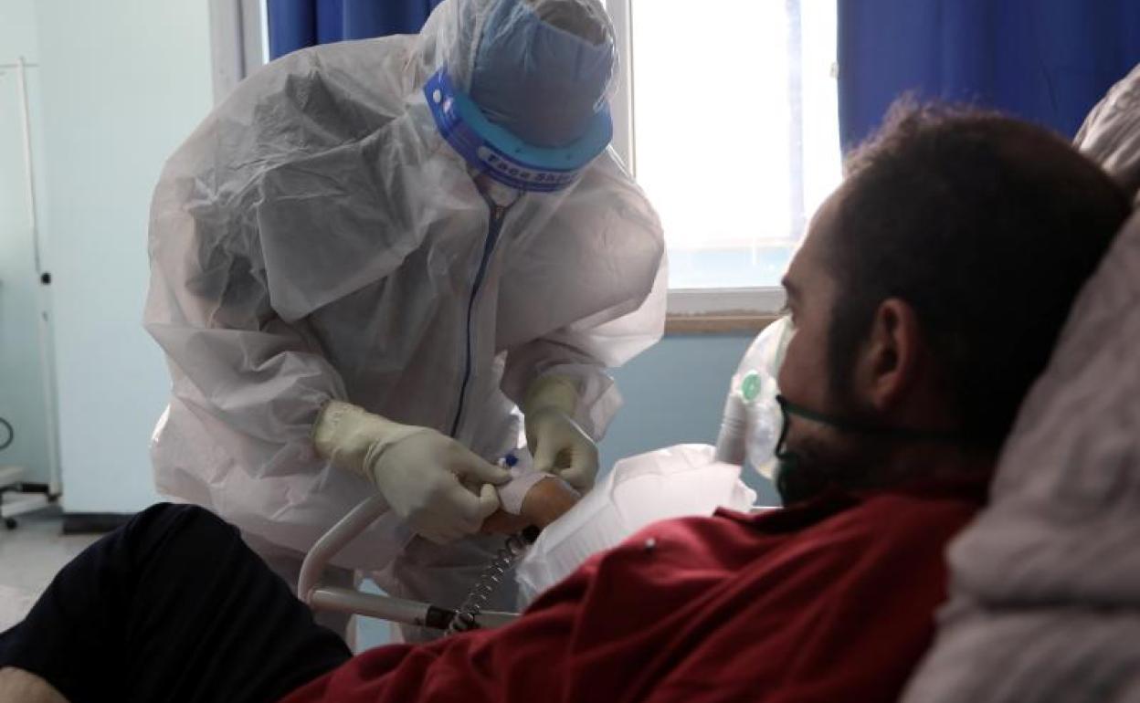 Una enfermera con un enfermo de covid-19 