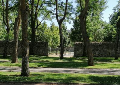 Imagen secundaria 1 - El Parral cierra sus puertas para evitar botellones en el Curpillos