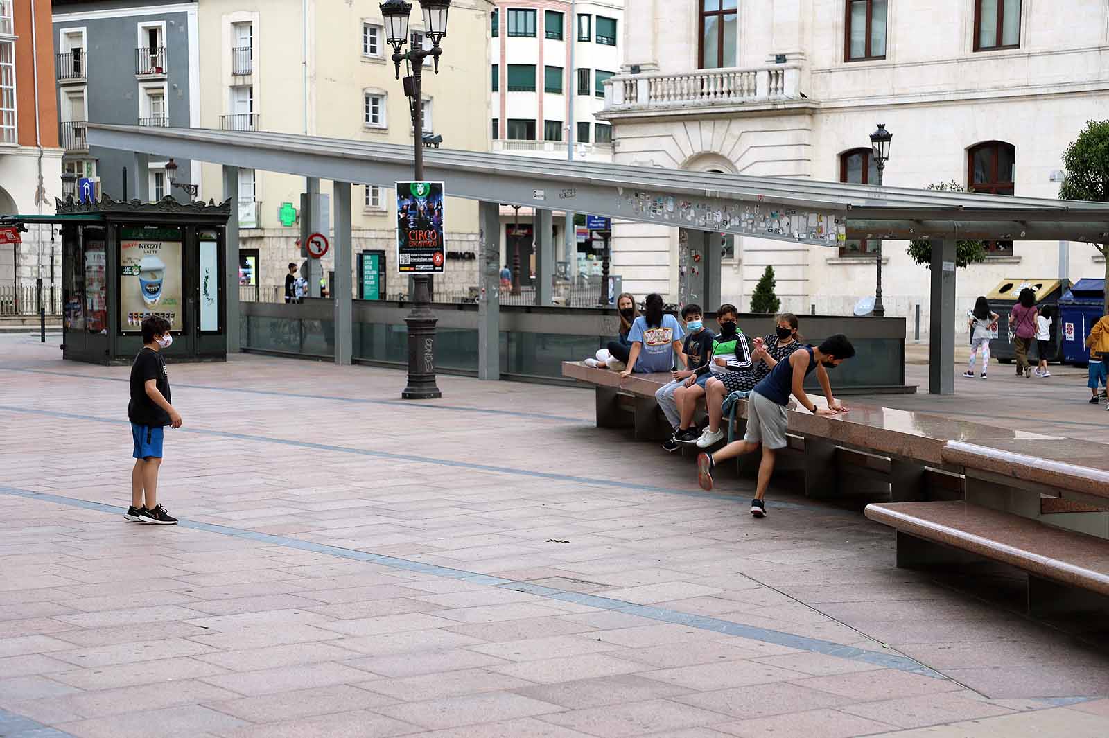 Con el Parral vallado, los burgaleses han optado por el centro de la ciudad para disfrutar de la jornada festiva.