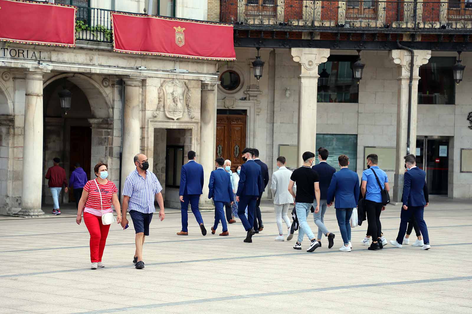 Con el Parral vallado, los burgaleses han optado por el centro de la ciudad para disfrutar de la jornada festiva.