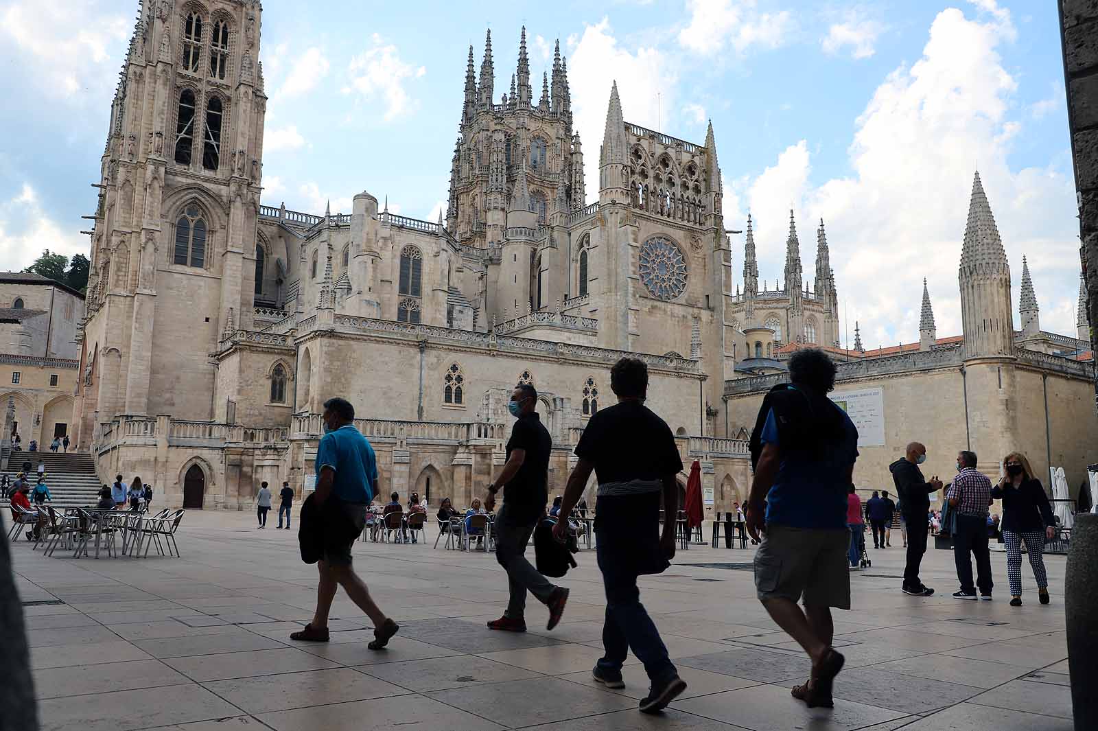 Con el Parral vallado, los burgaleses han optado por el centro de la ciudad para disfrutar de la jornada festiva.