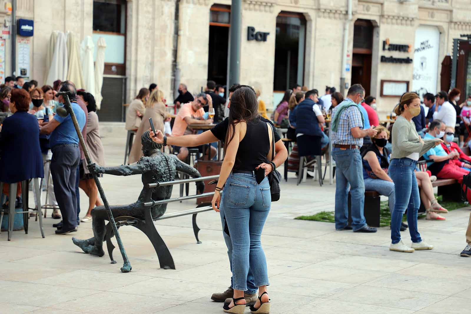 Con el Parral vallado, los burgaleses han optado por el centro de la ciudad para disfrutar de la jornada festiva.