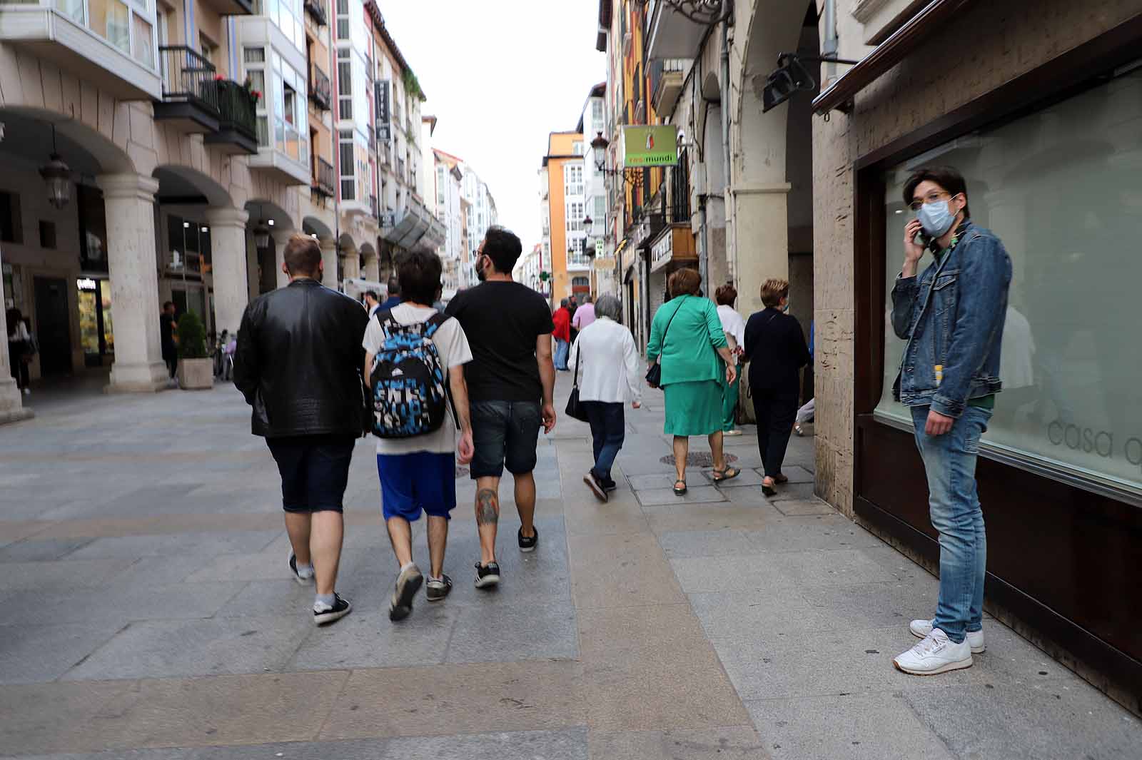 Con el Parral vallado, los burgaleses han optado por el centro de la ciudad para disfrutar de la jornada festiva.