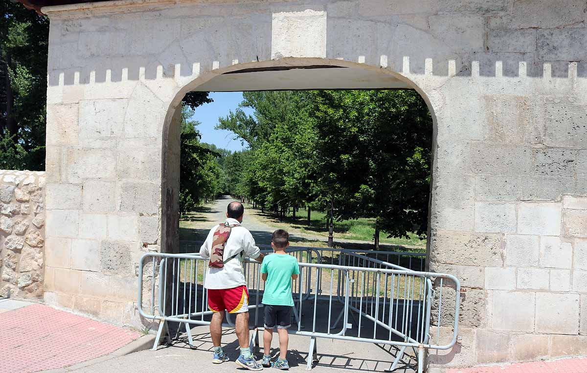 Los burgaleses que pasaban por El Parral se paraban a contemplar el parque cerrado en un día tan señalado. 