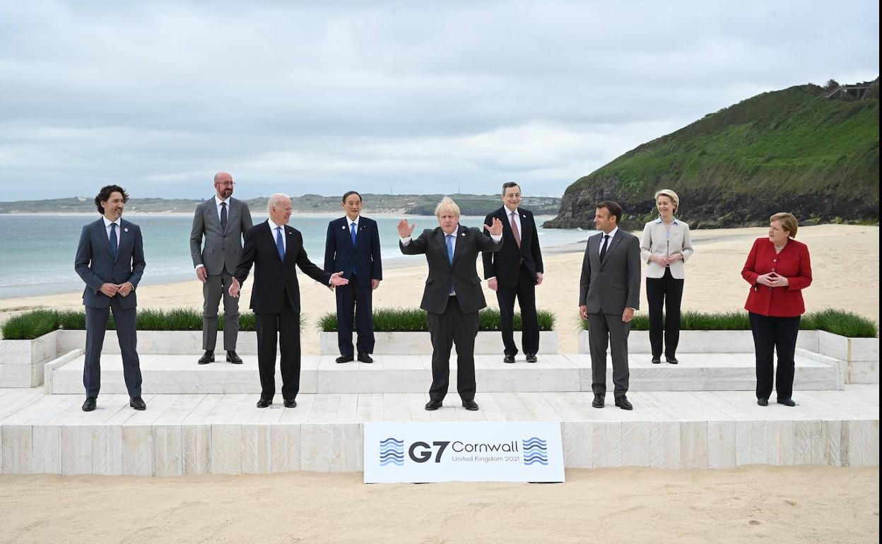 Foto de familia de los líderes del G7 antes del arranque de la cumbre en Cornualles.