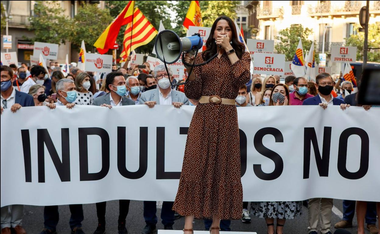 Arrimadas se dirige al medio millar de personas que, según Ciudadanos, se concentraron en Barcelona para rechazar los indultos.