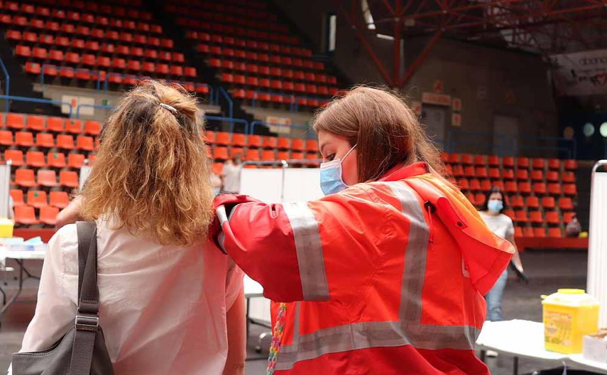 Un enfermera vacuna a una mujer en El Plantío.