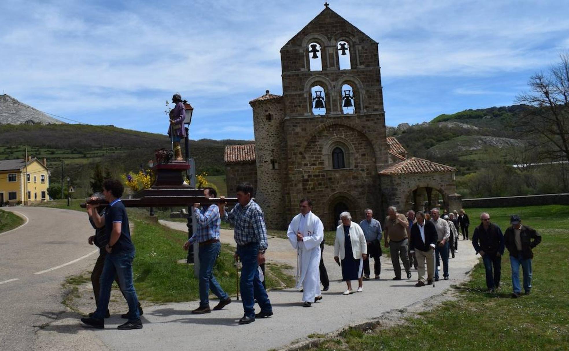 Procesión de San Isidro, con la iglesia de San Salvador de Cantamuda al fondo.