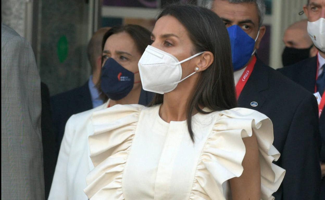 La reina Letizia, en Fitur, con un diseño de Inés Domecq.