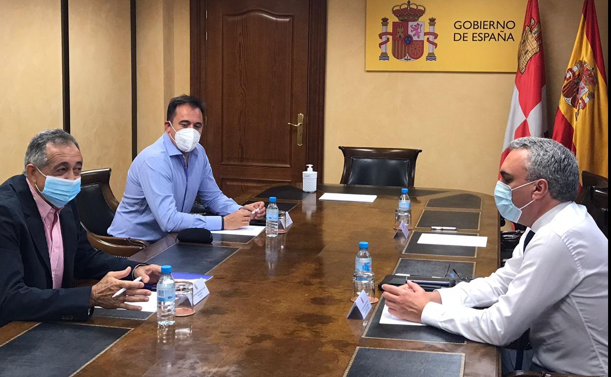 Justino Medrano, José Luis Domínguez y Javier Izquierdo durante la reunión. 