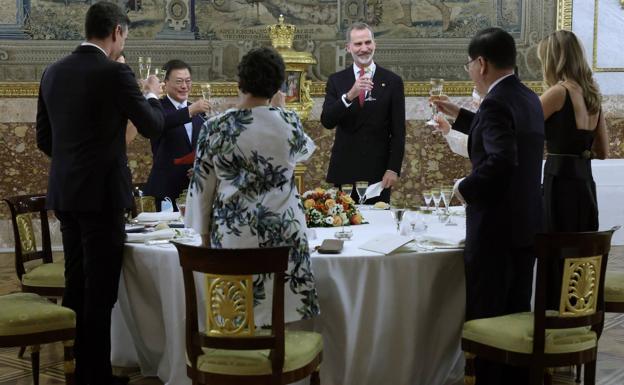 Brindis durante la cena en el Palacio Real de Madrid.