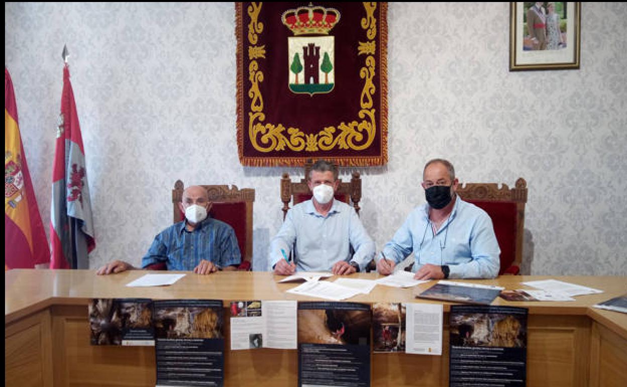 Firma del convenio entre el Ayuntamiento de Espinosa de los Monteros y el Grupo Espeleológico Edelweiss. 