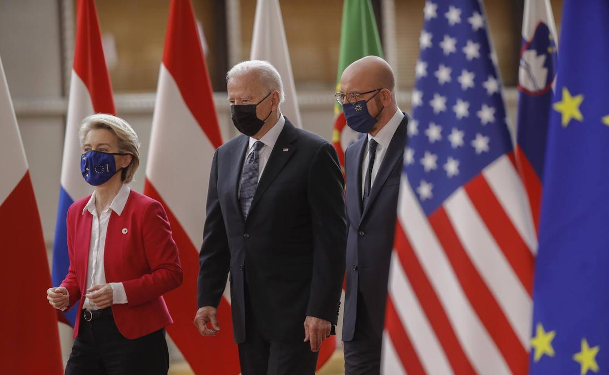 Ursula von der Layen y Joe Biden, este martes en Bruselas.