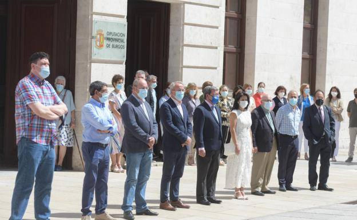 Minuto de silencio que guardó la Diputación de Burgos por el crimen de Anna y Olivia.