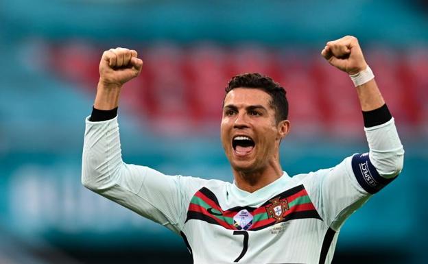 Cristiano Ronaldo celebra la victoria de Portugal contra Hungría. 