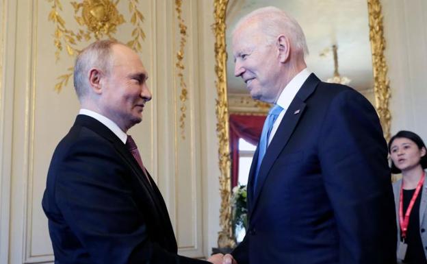 Putin estrecha la mano a su homólogo estadounidense, Joe Biden.