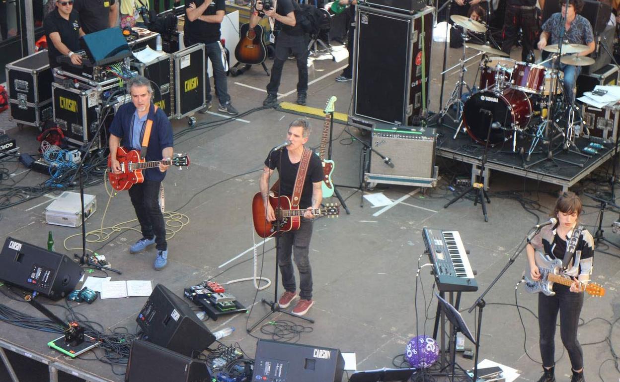 Mikel Erentxun, actuando en el Sonorama Ribera. 