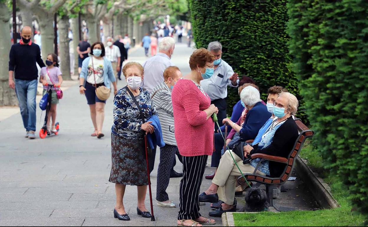 Un grupo de mujeres, en el paseo del Espolón.