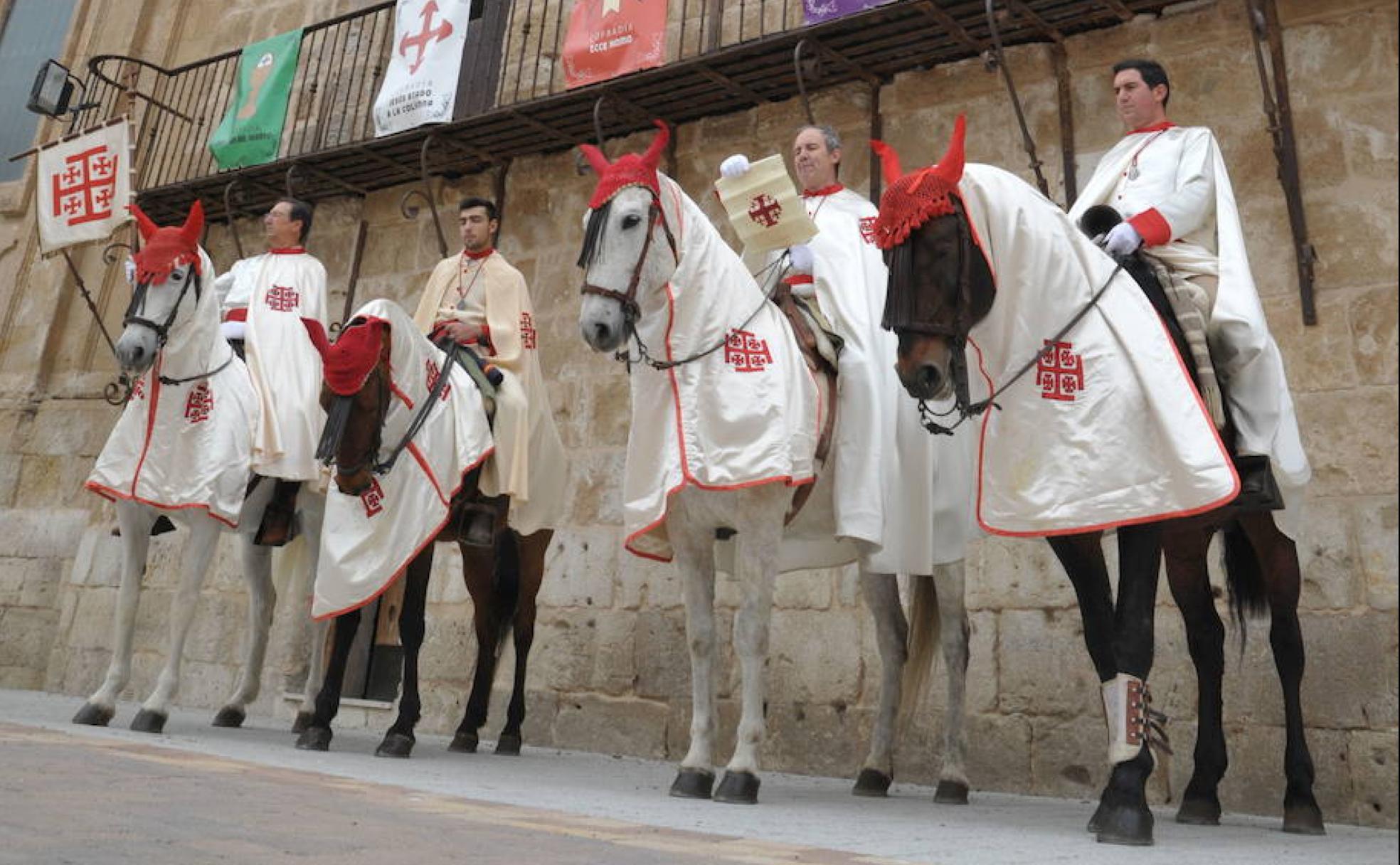 Pregón de Semana Santa a caballo en la Plaza Mayor.