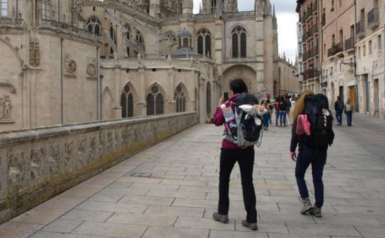 Imagen de los peregrinos en el Camino de Santiago frente a la Catedral 