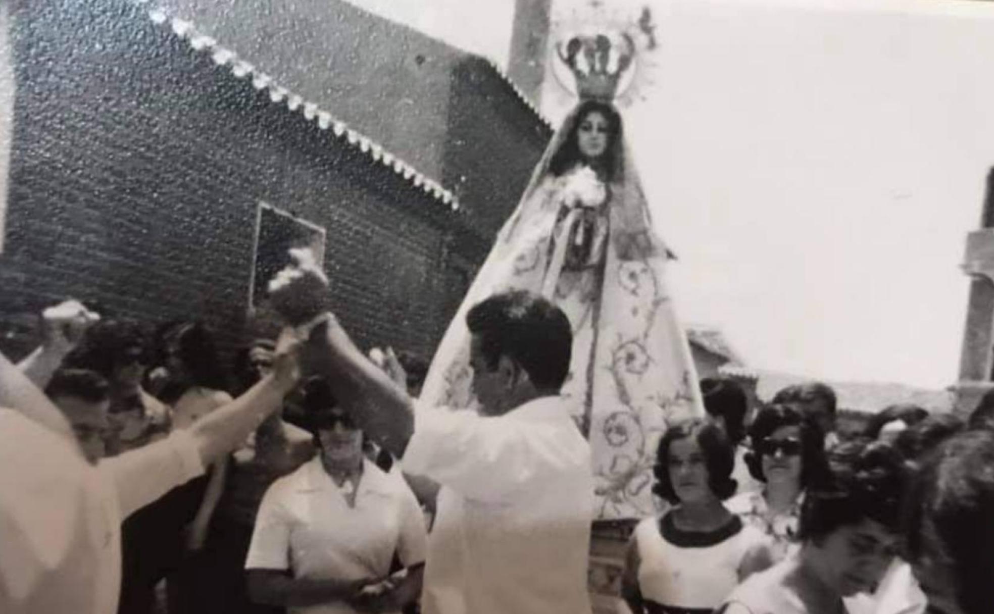 Imagen antigua de la procesión de Santa Isabel, a la que los fieles de Nueva Villa honran con jotas.