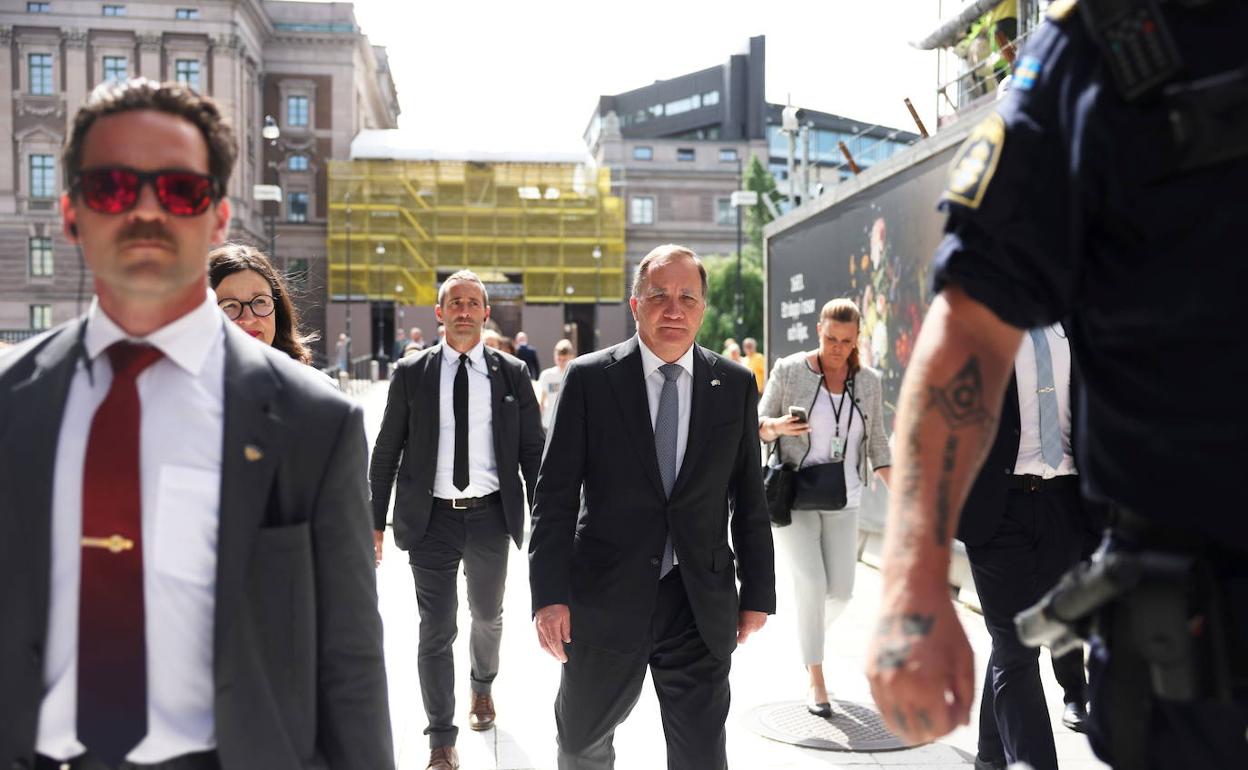 El presidente Löfven a la salida del Parlamento sueco.