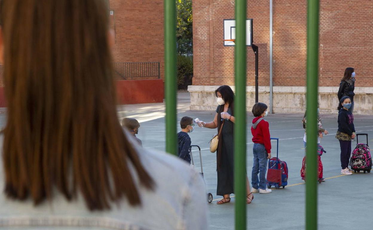 Toma de temperatura a los alumnos del colegio Miguel Delibes en el inicio del curso escolar. 